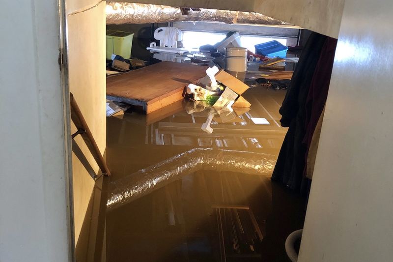 Überfluteter Wohnkeller mit stehendem Wasser