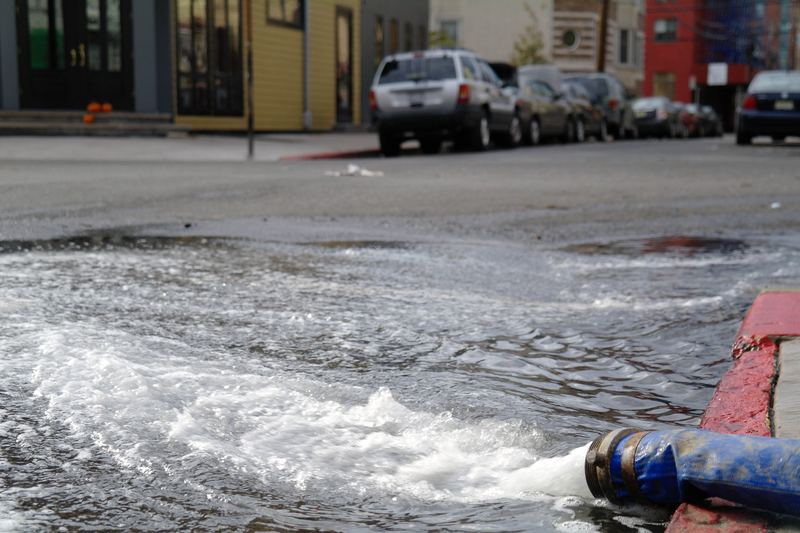 Abpumpen von Hochwasser aus einem Wohnkeller